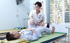 Chàng trai Nhật giúp người sau tai biến đứng dậy, bước đi...