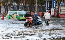 Triều cường, ngập lại đe dọa người dân thành phố
