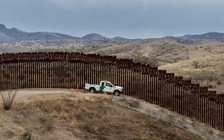 Dùng ngân sách quốc phòng xây tường biên giới Mỹ - Mexico