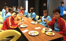 Tuyển nữ Việt Nam được 'tiếp tế' thức ăn trước trận gặp Úc