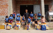 Tặng quà cho trẻ em vùng cao