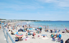 Chuyện đó đây: Khởi kiện vì có người thay đồ trước cửa nhà