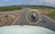 Cư dân mạng quan tâm: Bị xe đạp 'cắt đầu', xe tải lao xuống ruộng