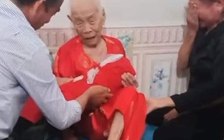 Mẹ Việt Nam anh hùng 110 tuổi khóc òa đón hài cốt con trở về sau nửa thế kỷ