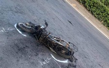 Tai nạn ở TP.HCM: Ô tô 16 chỗ kéo lê xe máy, 2 xe cháy rụi