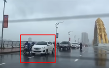Cư dân mạng quan tâm: Ấm lòng 'xe to che xe nhỏ' giữa mưa gió trên cầu Rồng