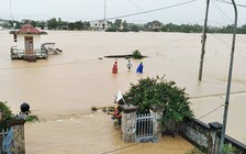 Lũ chồng lũ miền Trung chìm trong nước: 15 người chết, 21 người mất tích