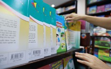Sách giáo khoa ra đến trường, sao vẫn còn tranh cãi ?