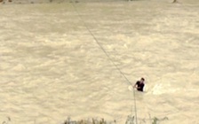 “Rời” làng bằng dây kéo