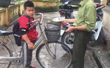 Cư dân mạng quan tâm: Cậu bé mang dép rách trả lại tiền nhặt được