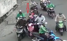 Dàn cảnh cướp tài sản của phụ nữ trên đường ở TP.HCM