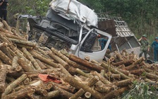 Xe chở gỗ lao vào vách núi, 7 người chết: Số người trên xe vượt 3 lần cho phép
