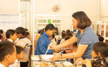 Nuôi cơm miễn phí cho học sinh