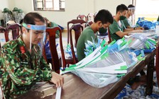 Bộ đội Việt Nam làm mặt nạ ngăn giọt bắn tặng người dân Lào