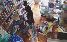 Ngỡ ngàng hai phụ nữ đi ô tô, vào cửa hàng... trộm sữa