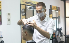 Mở lại nhiều dịch vụ: Người dân đi cắt tóc sau nhiều ngày giãn cách