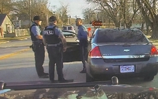 Cảnh sát kiện đồng nghiệp