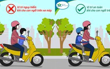 Nguy hiểm khi để trẻ ngồi trước người điều khiển xe máy