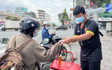 Cậu bé dị tật 14 tuổi bán nước sâm nuôi mẹ và những người 'thầm lặng' phía sau