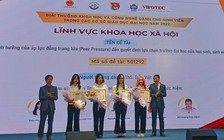 Áp lực đồng trang lứa khi chọn trường