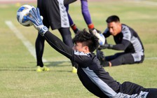 Thủ môn “quốc dân” Bùi Tiến Dũng khó thoát cảnh dự bị ở CLB TP.HCM