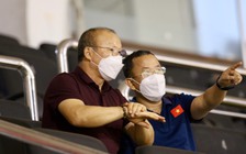 HLV Park Hang-seo gặm bánh mì ngon lành chờ xem trò cưng Phan Văn Đức