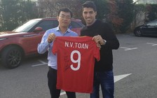 Văn Toàn khoe quà độc từ tiền đạo Luis Suarez