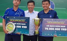 Tay vợt Lý Hoàng Nam trực tiếp đi cứu trợ người dân miền Trung