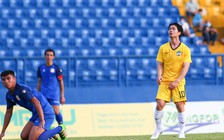 Công Phượng với 2 cú dứt điểm hỏng ăn khiến HLV Kiatisak tiếc hùi hụi