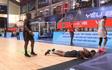 Những cú đo sàn hài hước ở VBA Premier Bubble Games 2021