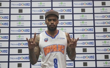 Ngoại binh của Hanoi Buffaloes khiến cột rổ bị lệch sau pha ghi điểm đầy sức mạnh