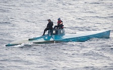 Mỹ bắt tàu ngầm chở ma túy quá tải suýt chìm