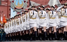 Ấn tượng đội nữ quân nhân váy ngắn trong lễ duyệt binh của Nga