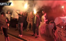 Người Nga biểu tình, ném pháo sáng, trứng thối vào sứ quán Ukraine