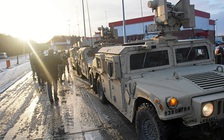 Lật xe tải chở đạn pháo của quân đội Mỹ ở Ba Lan