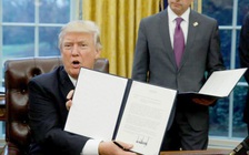 Ông Trump ngưng tuyển công chức