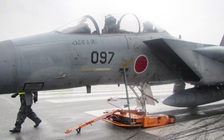 Tiêm kích F-15 Nhật rụng bánh, sân bay tê liệt 2 tiếng