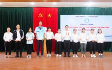 Trao học bổng 'Tiếp sức đến trường' cho sinh viên khó khăn