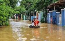 Lũ tràn về lúc nửa đêm, người Đà Nẵng chèo ghe rước dâu giữa 'biển nước'