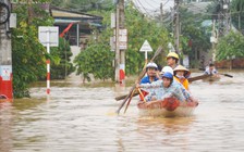 Quảng Trị: Hoảng hốt chạy lũ lúc nửa đêm, ngồi trên nóc nhà ăn mì tôm sống