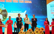 Kỳ vọng sinh viên thủ khoa là ‘hải đăng' nghiên cứu khoa học