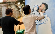 Thầy giáo Hà Nội chi 8 triệu đồng vẽ hình Messi nâng cúp trước cổng nhà