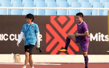 Quang Hải vẫn tập riêng cùng bác sĩ Choi tại sân Mỹ Đình, Hồng Duy trở lại