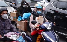 Người dân lỉnh kỉnh đồ đạc về nghỉ tết: Bến xe thông thoáng, cửa ngõ ùn tắc