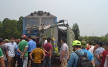 Đẩy ô tô xuống sông để thông đường sắt bắc nam