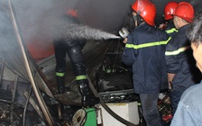 Kho phế liệu bốc cháy dữ dội