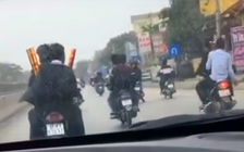 Nhóm thanh niên dùng chân lái xe bị phạt hơn 42 triệu đồng