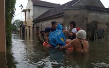 Người dân Thành Vinh và Thanh Hóa 'bơi' trong nước ngập