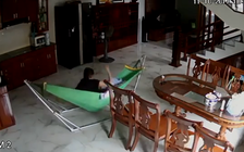 Cháu bé 4 tháng tuổi nôn ói, nghi do bị người giúp việc hành hạ