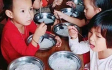 Đình chỉ công tác hiệu trưởng nghi bớt khẩu phần ăn của trẻ để thanh tra